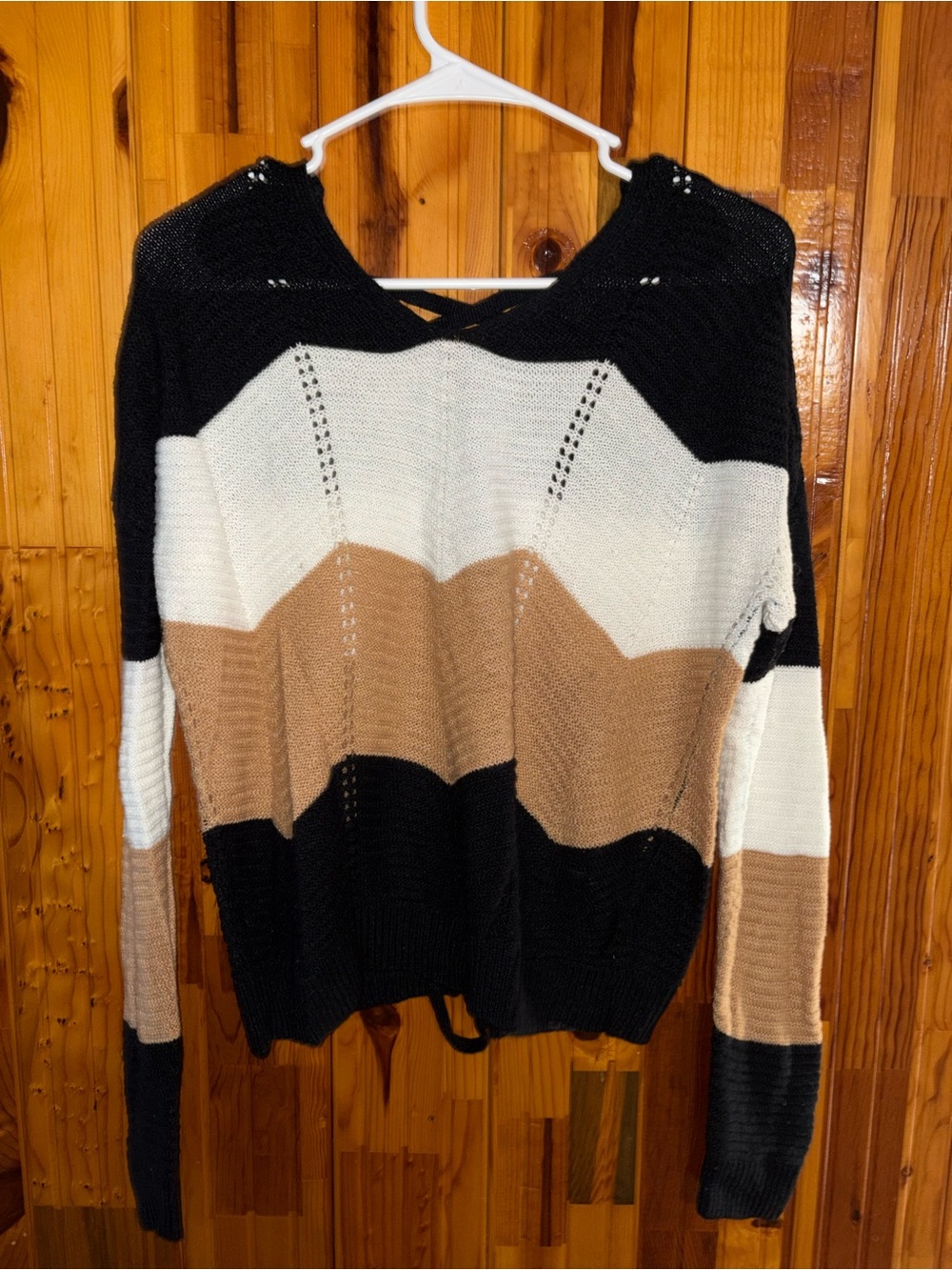 Women’s Chevron Colorblock Crewneck Sweater in Black, White & Tan